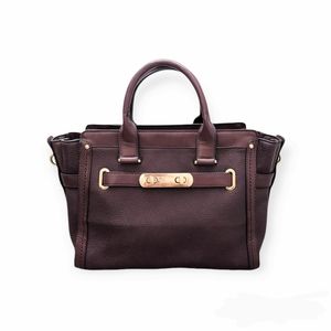 LAST CHANCE Burgundy Dasein Turnlock Winged Satchel Pebbles Handbag